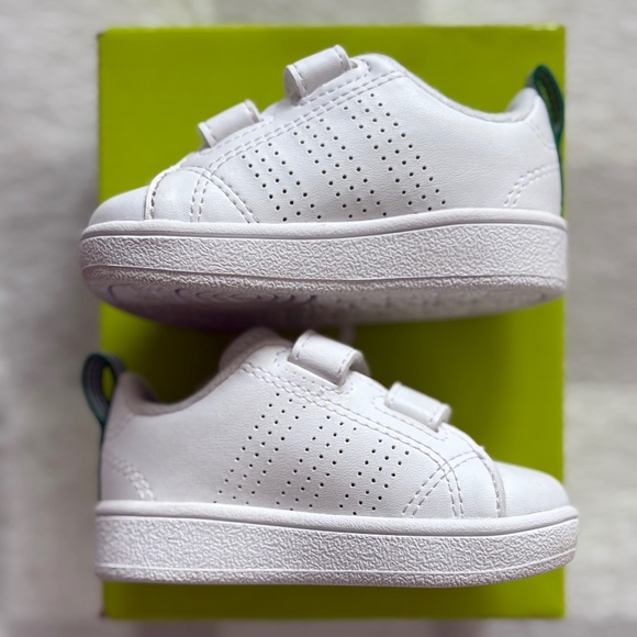 Kids Adidas white sneakers. Green stripe accent. Size 3K 9-12 months - Picture 6 of 9